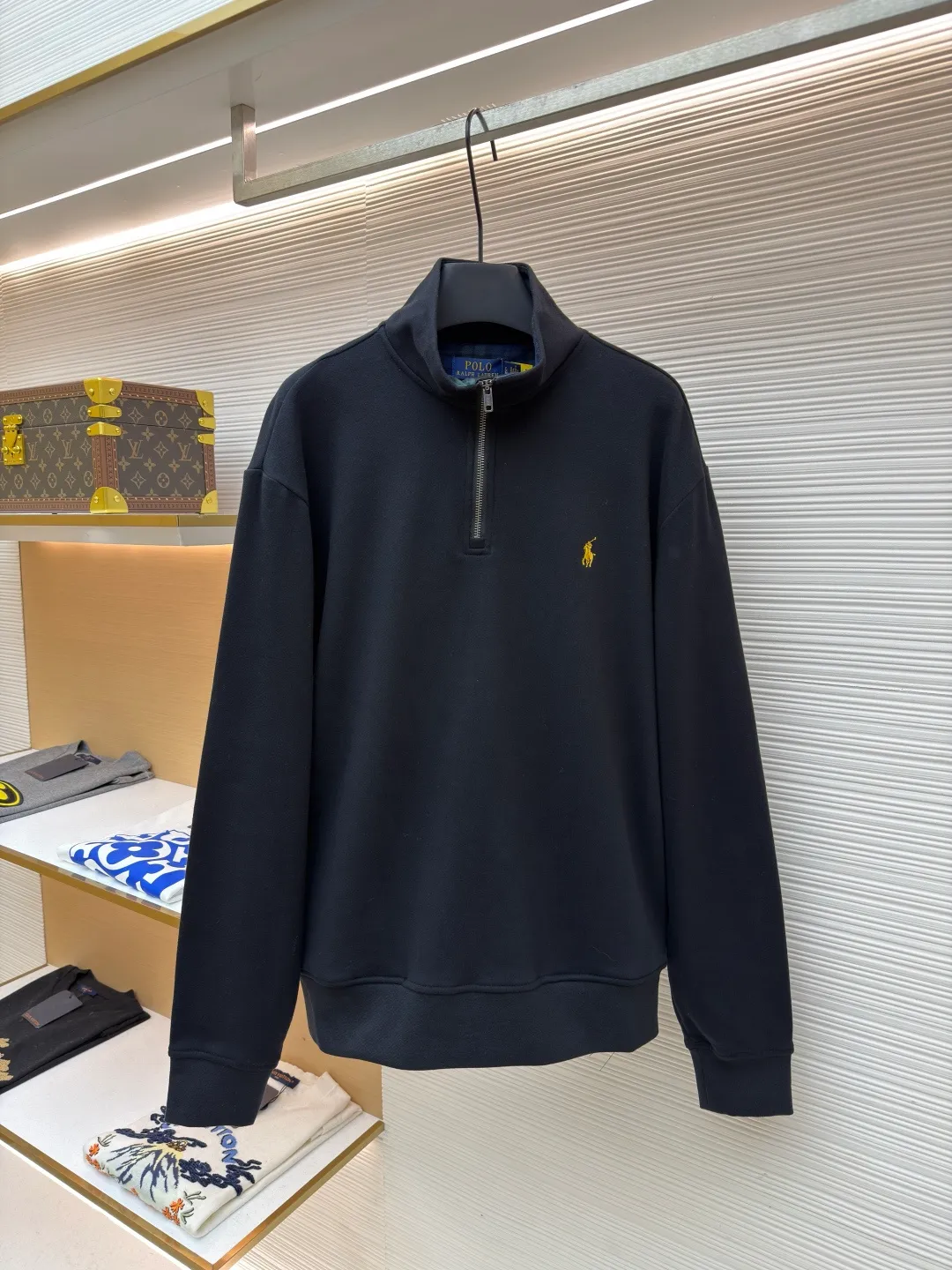 P370 Ralph Lauren gold embroidered half turtleneck sweatshirt ●Original version: Purchased and developed at 1690 ●Item number: 1682168-A55 ●Fabric: Yayun fine cotton velvet feel fabric ●Technology: embroidery production ●Color: black ●Version: Fitted version ●Weight: about 525 grams ●Size: S-M-L-XL ●Description: Customized Yayun fine cotton velvet feel fabric, soft and silky, comfortable and close to the skin With a pure black tone as the base color, the plaid twill trim is on the neckline, carrying the elegance and retro of British style. The exquisite golden pony logo is embellished with it. It has its own focus and is highly recognizable. The simple and smooth lines outline the overall outline. The half-zipper design is sublimated, casual yet stylish. In the name of design, it creates a new fashionable realm of sweatshirts. Adopt imported machine embroidery technology, use advanced computer control systems and precision mechanical components to achieve pony mark embroidery operations with high precision. The lines are smooth and delicate, and the fabrics have been washed. It has a better hand feel and texture, is not easy to deform, is not easy to shrink, is not easy to fade, and maintains long-term beauty. The overall wiring is straight and delicate, the fabric is comfortable and soft, and the color is consistent without color difference. It can be matched with the same style to create a fashionable look and control various occasions. Customized accessories, complete with three standards, same style for men and women!